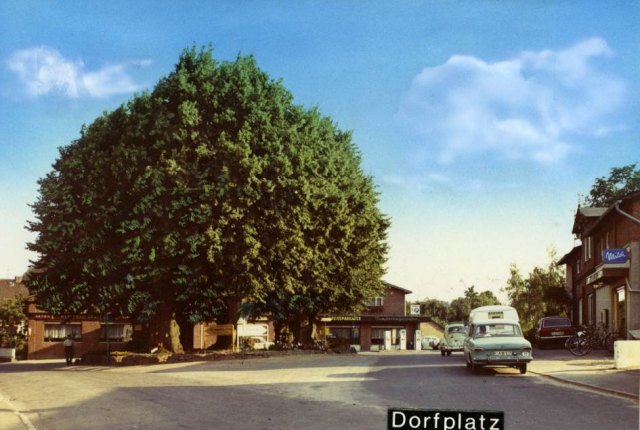 Dorfplatz mit Blick zum Gasthof Westphal, einer Zweigstelle der Sparkasse