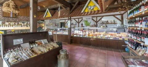Blick in den Verkaufsraum vom Käsehof Biss in Dersau